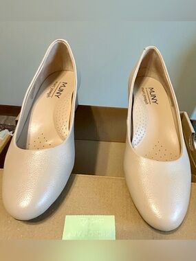 Marc Joseph Nude Broadway Pumps. Size 7.